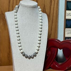NWT Dillard’s Elegant White and Silver Pearl Necklace #JW7